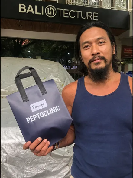 Santiago, a PeptoClinic customer, with the order they received