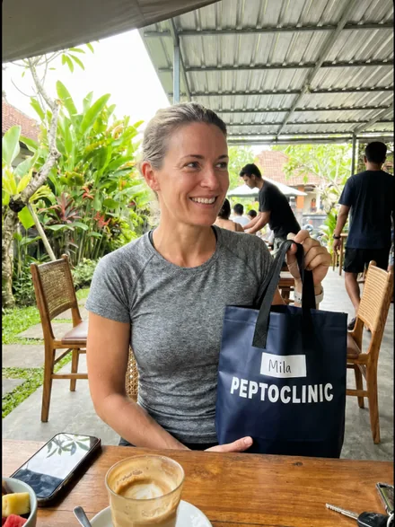 Mila, a PeptoClinic customer, with the order they received